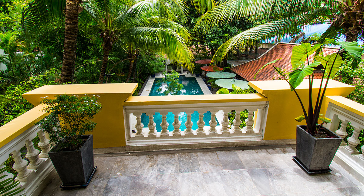 Balcony overlooking the pool - Room 7